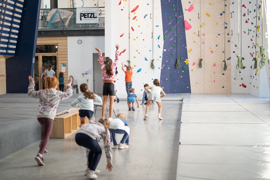 enfants qui s'échauffent avant de grimper